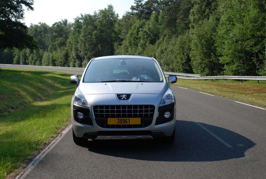  Peugeot 3008 HYbrid4 2010 года  (фото 8 из 35)